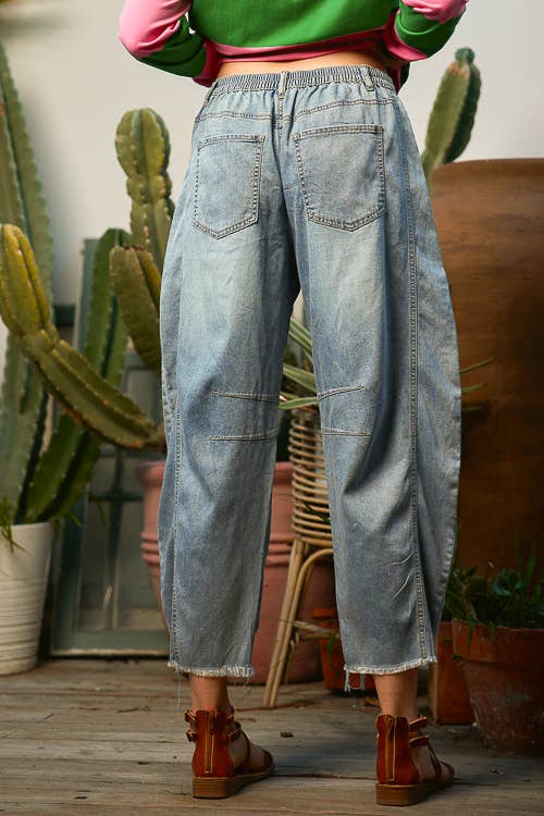 PLUS SIZE CROPPED DENIM BARREL PANTS: DENIM / 2XL