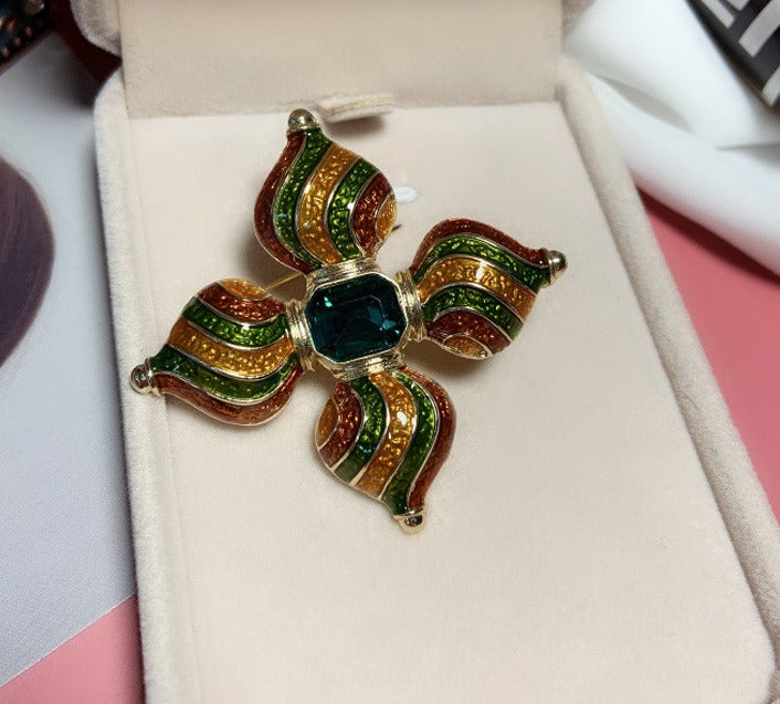 Emerald Joker Swirl Brooch