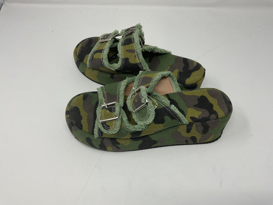 Camouflage buckle Sandals