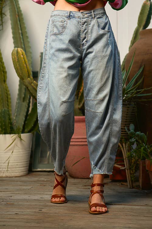 PLUS SIZE CROPPED DENIM BARREL PANTS: DENIM / 1XL